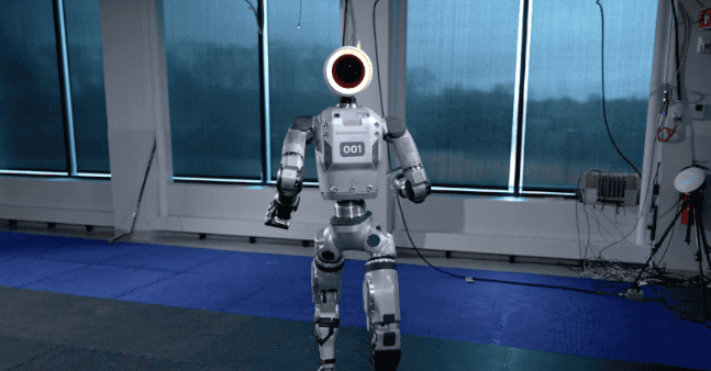 惊悚！电动Atlas人形机器人做出“诡异”动作，把马斯克都